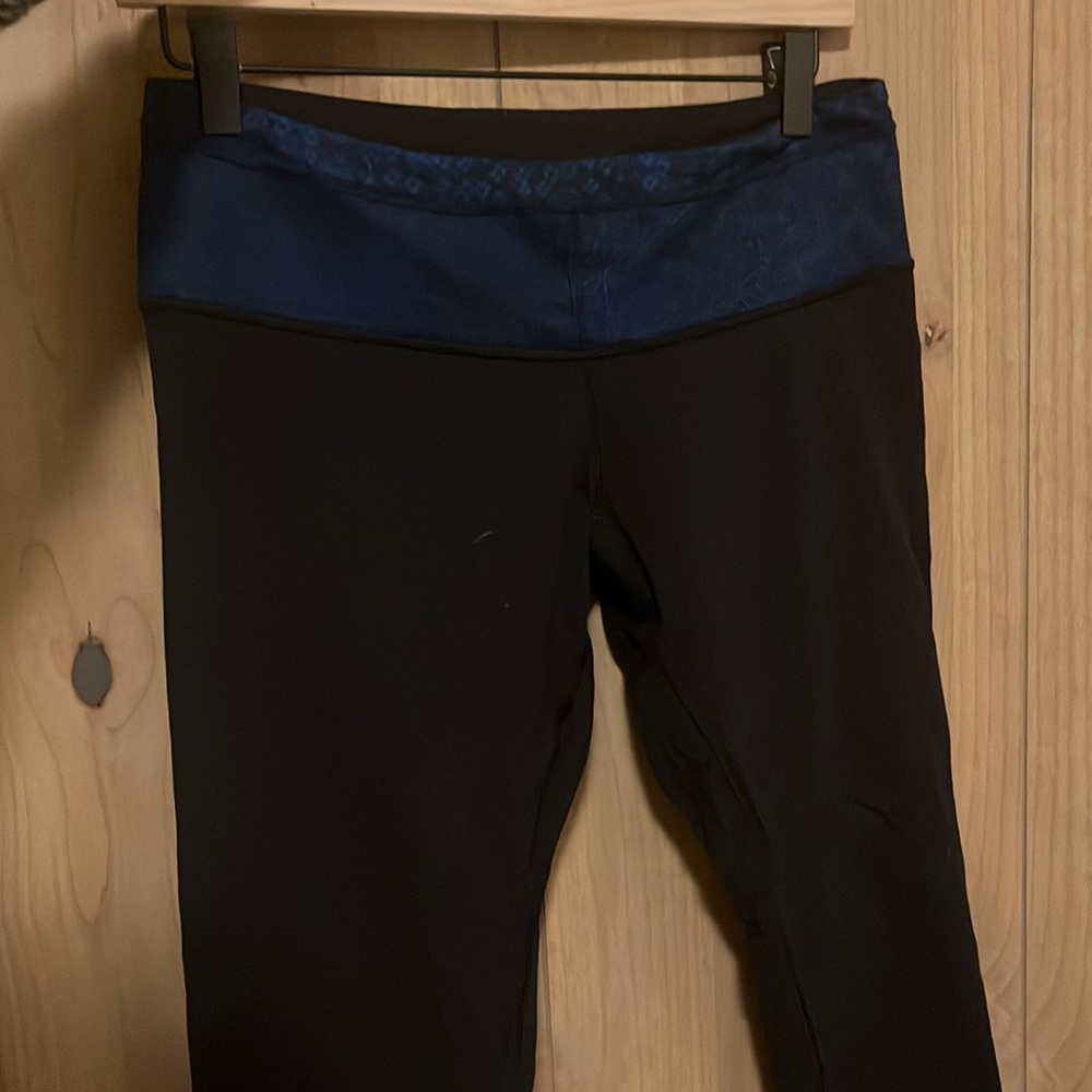 Lululemon crop legging size 8. Reversible